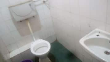 Quarto casal conforto | Banheiro | Chuveiro, chinelos, toalhas de banho