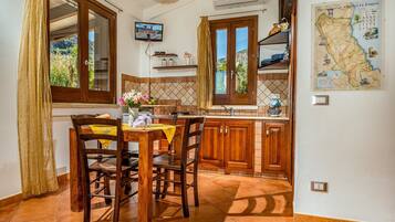 Apartment, 1 Bedroom, Smoking, Balcony | Dining room