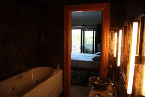 Phòng Suite Deluxe | Phòng tắm | Buồng tắm vòi sen, vòi sen phun mưa, đồ dùng nhà tắm miễn phí 