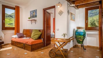 Villa, 1 Bedroom, Smoking, Balcony | Living room | Books