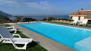 Studio, useita makuuhuoneita, tupakointi sallittu, parveke | Uima-allas