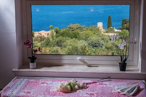 Studio, Smoking, Balcony