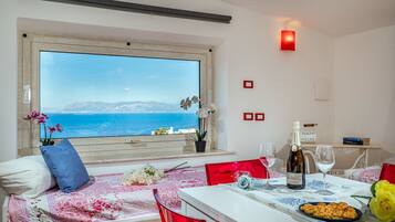 Studio, useita makuuhuoneita, tupakointi sallittu, parveke | Olohuone | Kirjoja