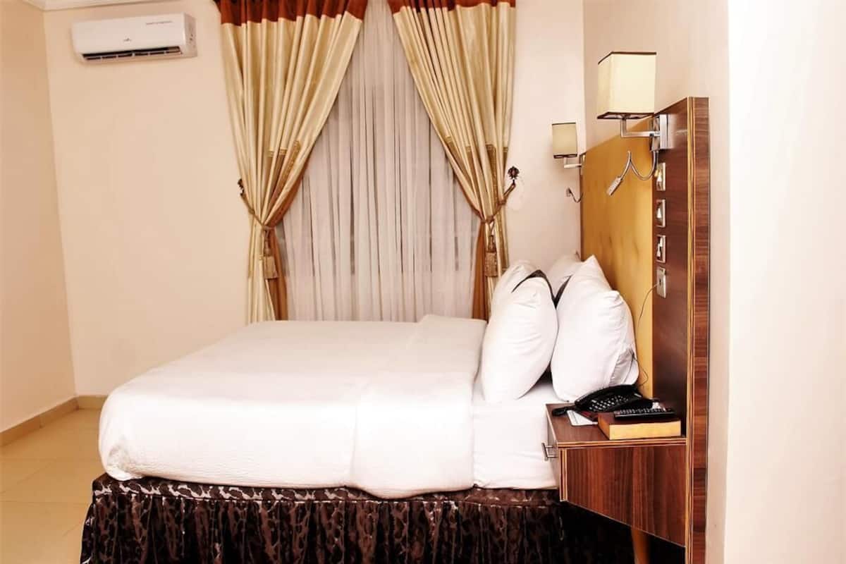 Deluxe Room | In-room safe, desk, laptop workspace, blackout drapes