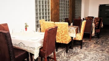 Breakfast, lunch, dinner served; local and international cuisine