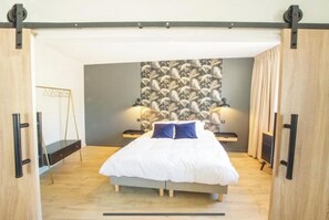 1 bedroom, desk, iron/ironing board, WiFi