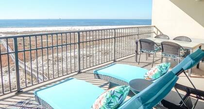 Hermoso condominio frente al golfo con cocina bien surtida y balcón bien equipado.