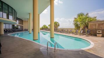 Piscine couverte, piscine extérieure