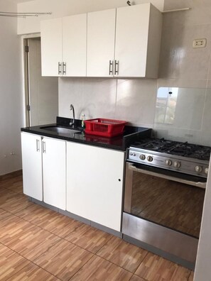 Kühlschrank, Mikrowelle, Ofen, Wasserkocher mit Kaffee-/Teezubehör