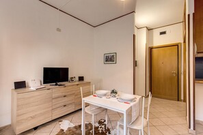 Dining - SLATE 4 1BEDROOM COLISEUM AERIAL (Roma)