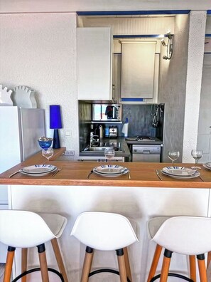 Réfrigérateur, micro-ondes, plaque de cuisson, lave-vaisselle