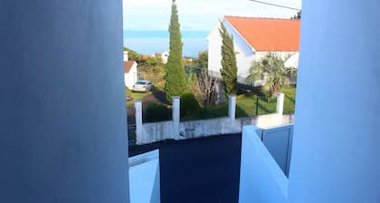 Appartement trÚs bien équipé dans le centre de São Roque do Pico