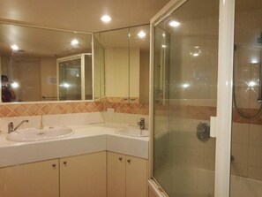 Bathroom sink - Sedgebrook on Leichhardt (Spring Hill)