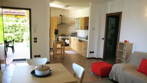 Un espacio habitable compacto con comedor, cocina y sofá.