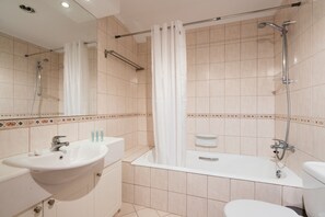 Classic Villa, 3 Bedrooms | Bathroom | Free toiletries, towels, toilet paper - Resitour - Perneri Villas (Tala)