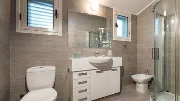 Luxury Villa, 4 Bedrooms | Bathroom | Free toiletries, towels, toilet paper