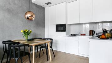 Lägenhet Premium | Eget pentry | Kylskåp, mikrovågsugn, spishäll och diskmaskin
