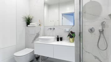 Premium Apartment | Bathroom | Hair dryer, towels, soap, shampoo