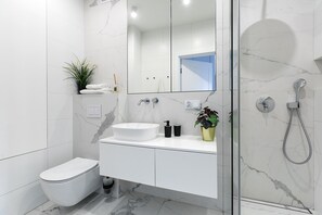 Premium Apartment | Bathroom | Hair dryer, towels, soap, shampoo - Otium Old Town Harmonica (Kraków)