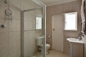 Baignoire, séchoir à cheveux, serviettes fournies
