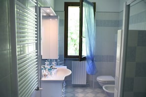Apartment, 2 Bedrooms, Terrace, Garden View | Bathroom