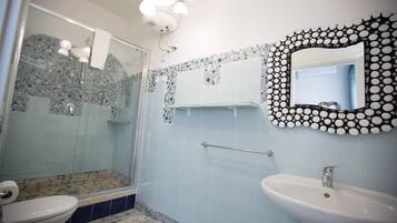 Bañera con ducha, toallas