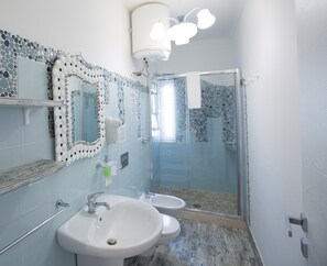 Room, 1 Bedroom, Balcony, City View | Bathroom | Combined shower/tub - Room-versomare - Room Grecale - Extra Be (Polignano a Mare)