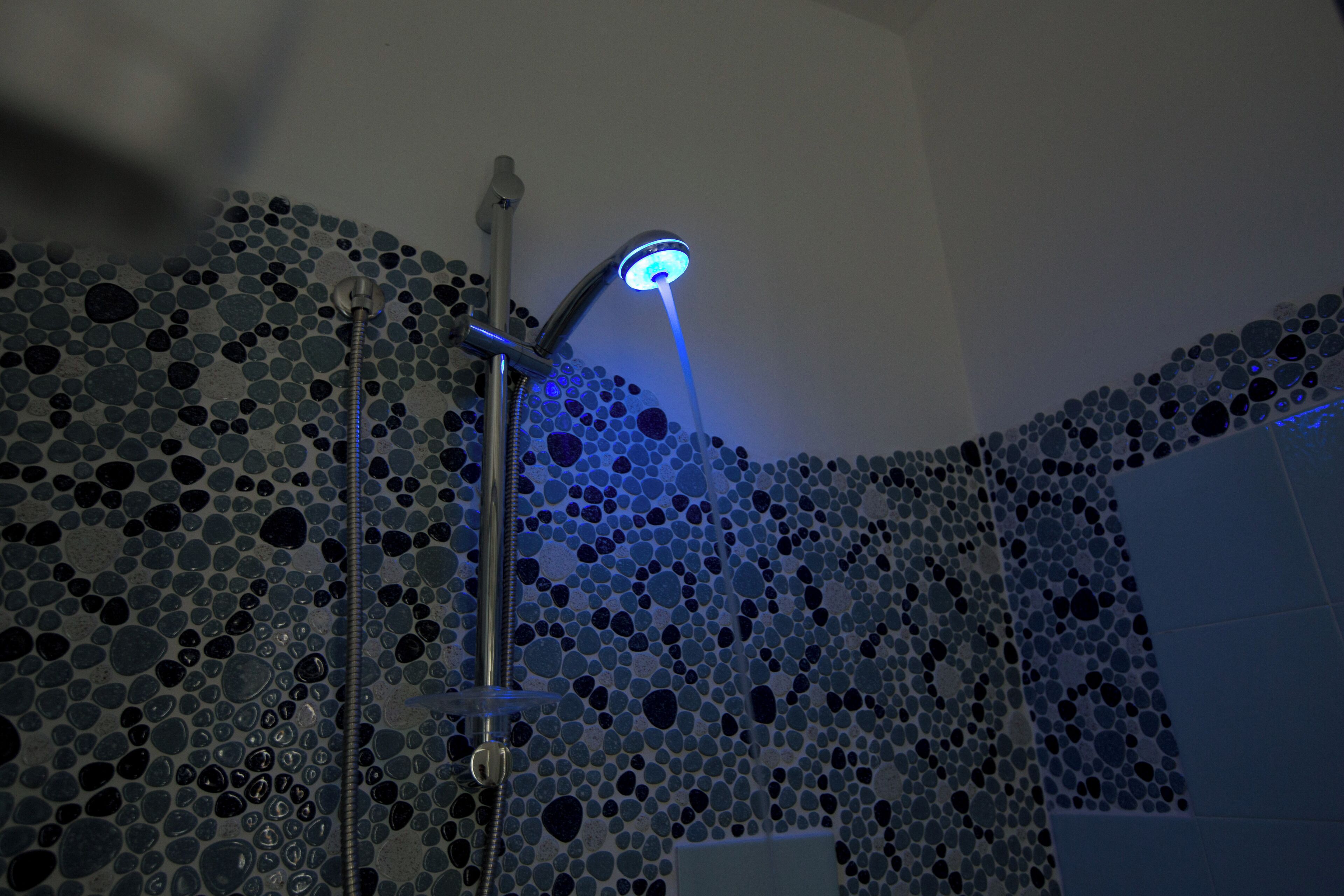 Chambre, 1 chambre, balcon, vue ville | Salle de bain | Ensemble douche/baignoire