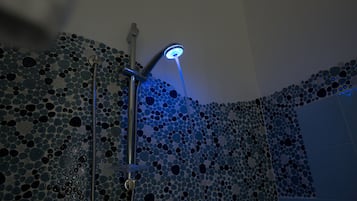 Camera, 1 camera da letto, balcone, vista città | Bagno | Combinazione doccia/vasca