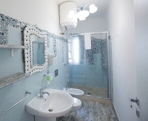 Room, 1 Bedroom, Balcony, City View | Bathroom | Combined shower/tub