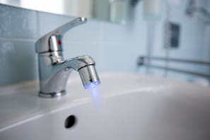 Room, 1 Bedroom, Balcony, City View | Bathroom | Combined shower/tub - Room-versomare - Room Grecale - Extra Be (Polignano a Mare)