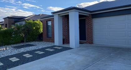Entire 4bed 2bath home overlooking Reserve in Epsom Bendigo with free wifi