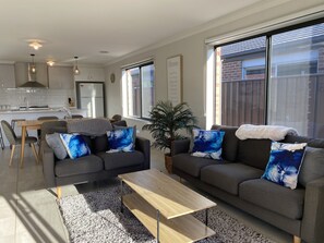 Smart TV, Netflix, streaming services, offices - Modern 4-Bedroom Home, Near Playground, Lake & Nature Trails, Minutes to Bendigo (Epsom)