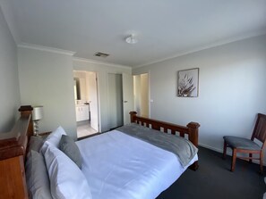 4 bedrooms, free WiFi, bed sheets, wheelchair access