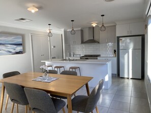 Dining - Modern 4-Bedroom Home, Near Playground, Lake & Nature Trails, Minutes to Bendigo (Epsom)
