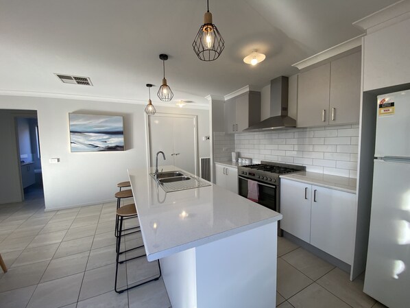 Fridge, microwave, oven, stovetop - Modern 4-Bedroom Home, Near Playground, Lake & Nature Trails, Minutes to Bendigo (Epsom)