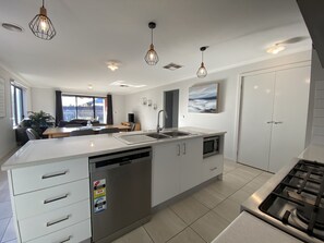 Fridge, microwave, oven, stovetop - Modern 4-Bedroom Home, Near Playground, Lake & Nature Trails, Minutes to Bendigo (Epsom)