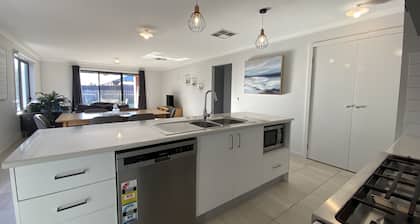 Modern 4-Bedroom Home, Near Playground, Lake & Nature Trails, Minutes to Bendigo