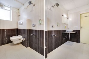 Rom – deluxe | Bad | Dusj, regndusjhode, toalettartikler (inkludert) og håndklær
