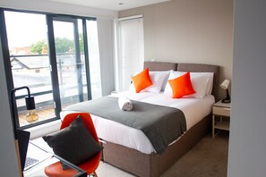 2 bedrooms, individually furnished, blackout curtains - The Elm Serviced Apartments (Camberley)