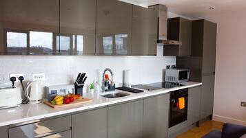 Standard Apartment | Private kitchen | Fridge, microwave, oven, stovetop