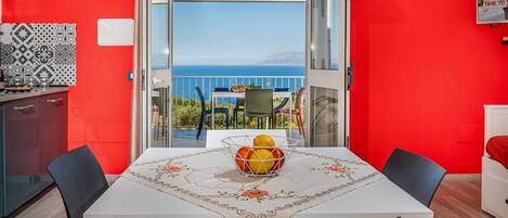 Estudio, para fumadores, balcón | Comedor
