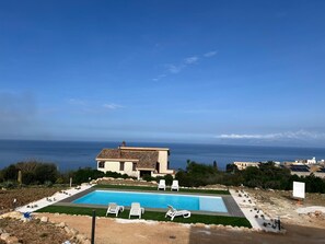 A modern house with a swimming pool, surrounded by a landscaped garden and overlooking the sea. - La Veranda Sul Mare Apartment 2 Km From the Zingaro Nature Reserve (Castellammare del Golfo)