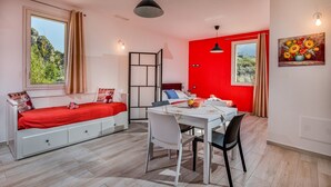 Studio, Boleh Merokok, balkon | Ruang keluarga | Buku