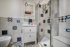 Estudio, varias habitaciones, para fumadores, balcón | Baño