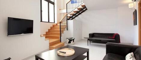 Apartment, 3 Bedrooms, Balcony, City View | Living room | TV