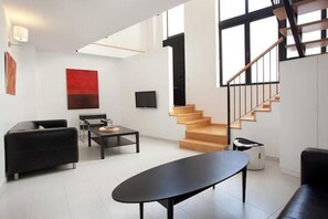 TV - Spacious Apartment for Families Near Park Guell (Barcelona)