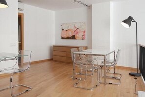 Apartment, 3 Bedrooms, Balcony, City View | Dining