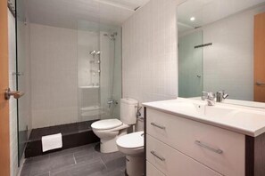 Appartement, 3 chambres, balcon, vue ville | Salle de bain | Serviettes fournies