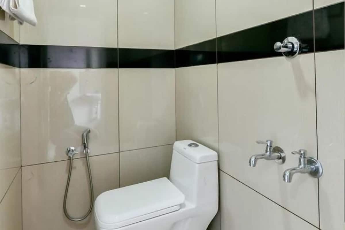 shower, hydromassage showerhead, towels, soap